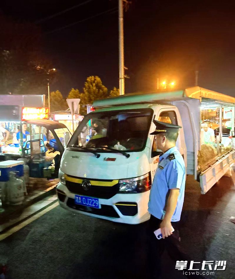 新区行政执法队伍连夜劝离流动摊贩和外摆商户。通讯员 冯莹洁 供图 新区行政执法队伍连夜劝离流动摊贩和外摆商户。通讯员 冯莹洁 供图