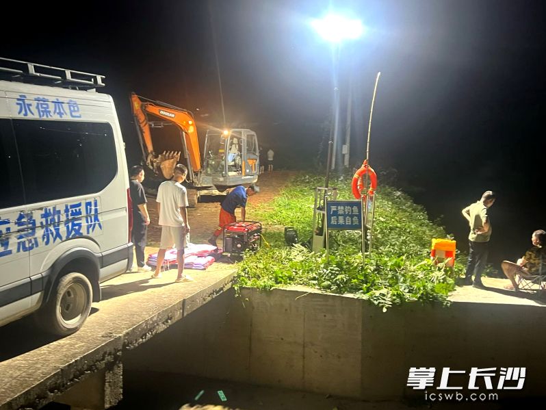 新区御林应急救援中心连夜调试应急设备,积极应对强降雨天气。通讯员 闫锋 供图 新区御林应急救援中心连夜调试应急设备,积极应对强降雨天气。通讯员 闫锋 供图