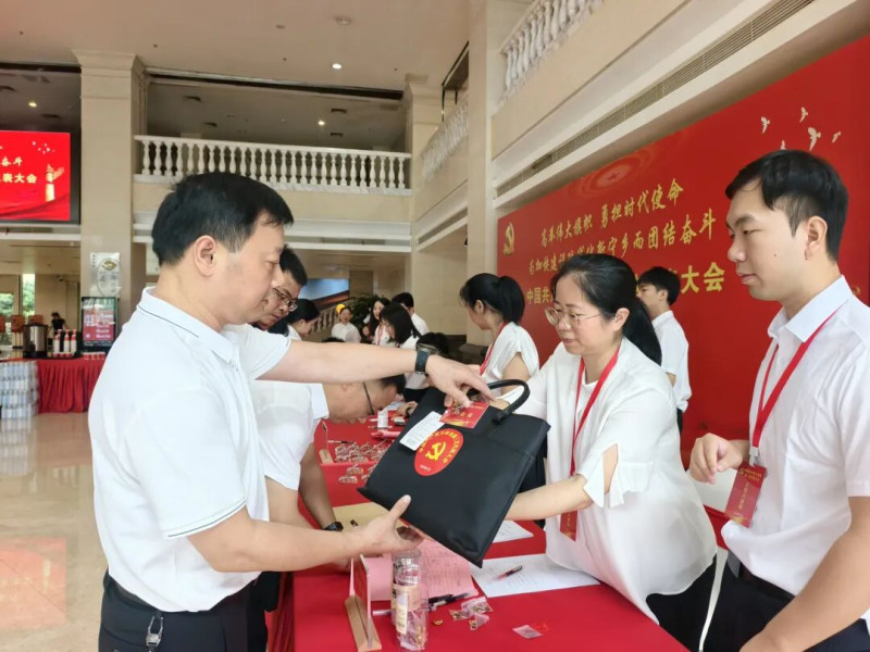报到现场。