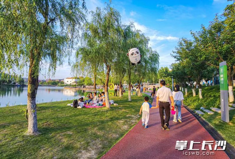 后湖实现了生态效益、人文效益与经济效益的同频共振。 后湖实现了生态效益、人文效益与经济效益的同频共振。