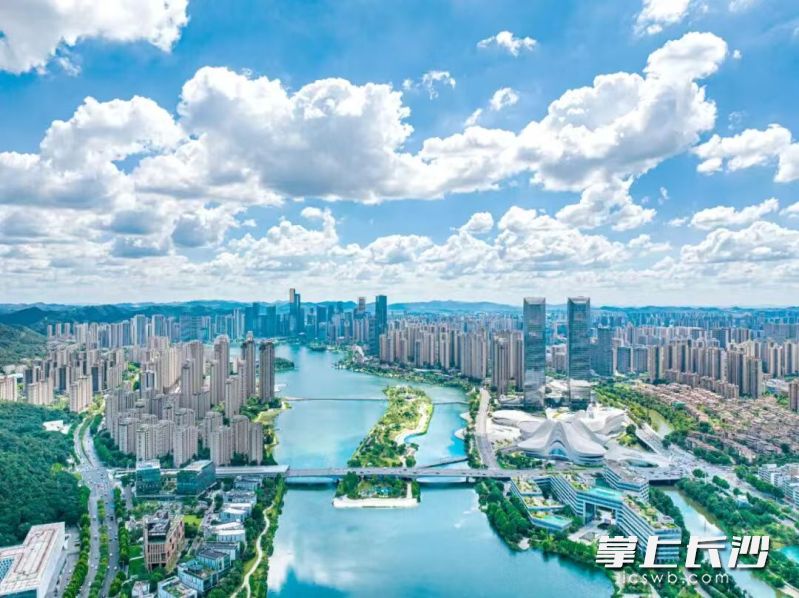 梅溪湖构建起完整的水下生态系统,水质从Ⅳ类稳步提升至Ⅲ类,成功入选湖南省“幸福河湖”优秀案例。 梅溪湖构建起完整的水下生态系统,水质从Ⅳ类稳步提升至Ⅲ类,成功入选湖南省“幸福河湖”优秀案例。
