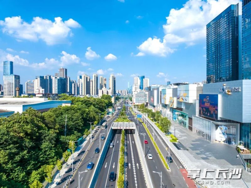 从乡村道路到城市通道,交通建设改变的,是一座城市连接发展的方式。均为 资料图片 从乡村道路到城市通道,交通建设改变的,是一座城市连接发展的方式。均为 资料图片