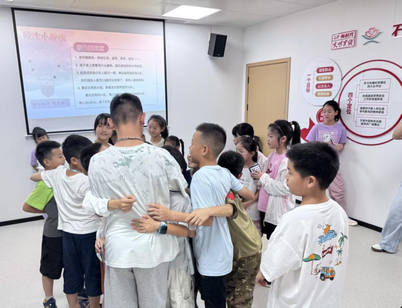 营员们参与破冰互动小游戏。均为通讯员 单亮亮 摄 营员们参与破冰互动小游戏。均为通讯员 单亮亮 摄