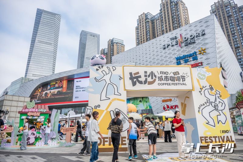 不断升级的商业空间,承接了城市消费的新需求。 不断升级的商业空间,承接了城市消费的新需求。
