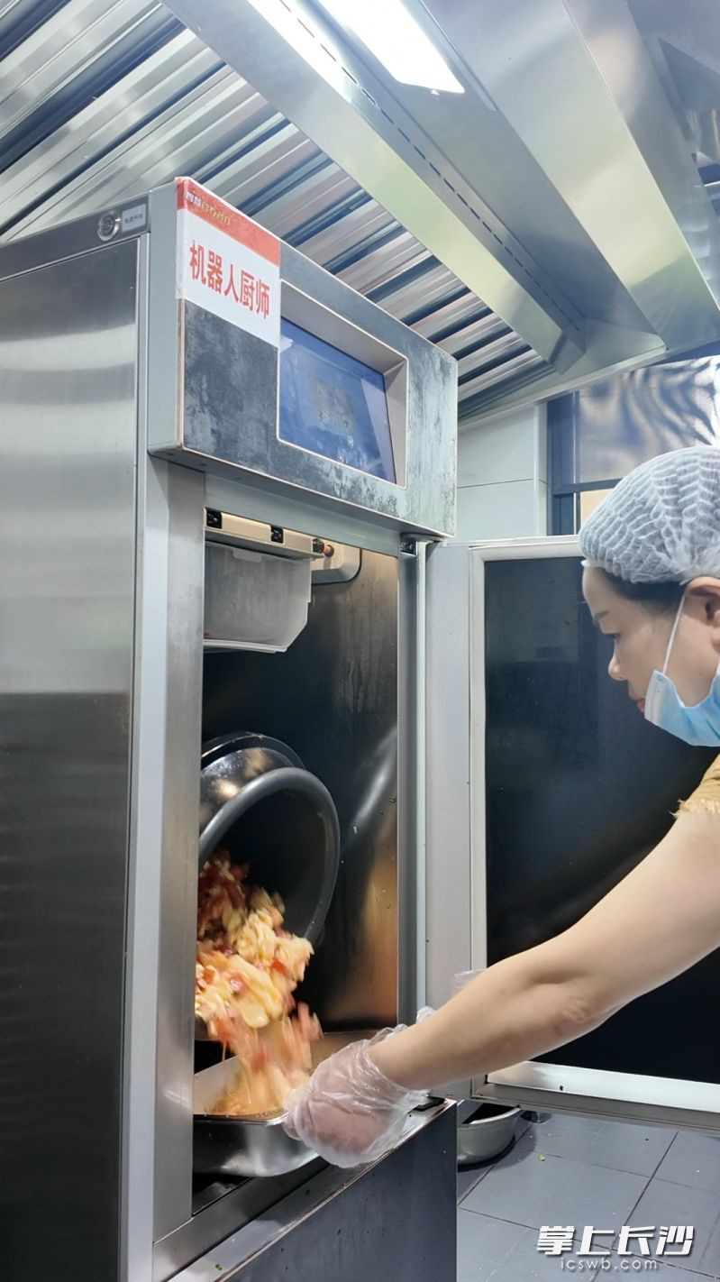机器人厨师在炒菜前可按设置精准配比油、盐、酱料用量。 机器人厨师在炒菜前可按设置精准配比油、盐、酱料用量。