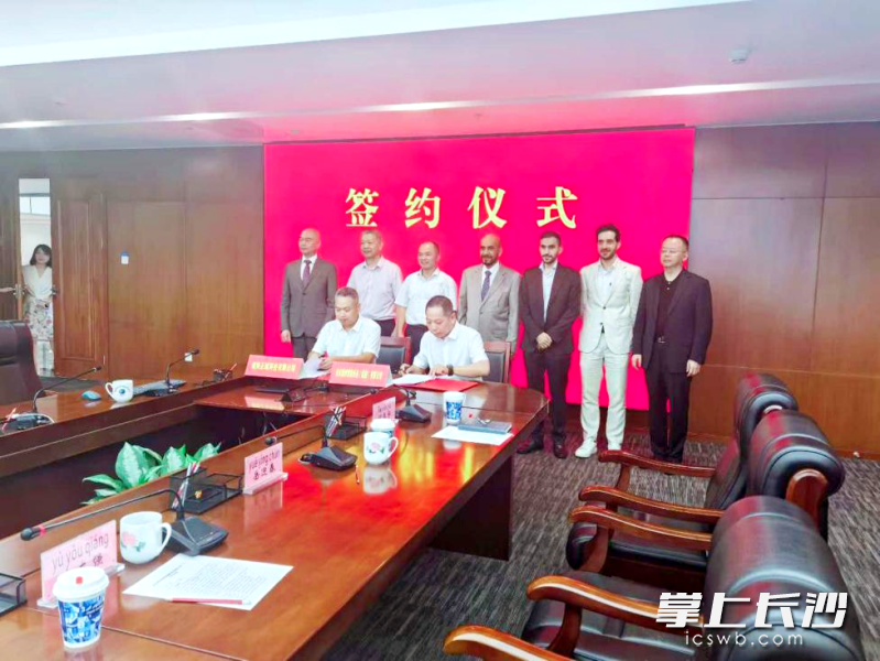 宁乡灰汤镇优秀乡友、重庆鼎创智能装备（集团）有限公司董事长喻友强，与宁乡经开区企业湖南正域签订深度合作协议。 受访方供图