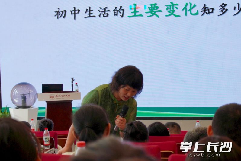 市教育局关工委副主任、资深家庭教育讲师张晓阳带来《小初大不同 过渡要用心》主题分享。 市教育局关工委副主任、资深家庭教育讲师张晓阳带来《小初大不同 过渡要用心》主题分享。