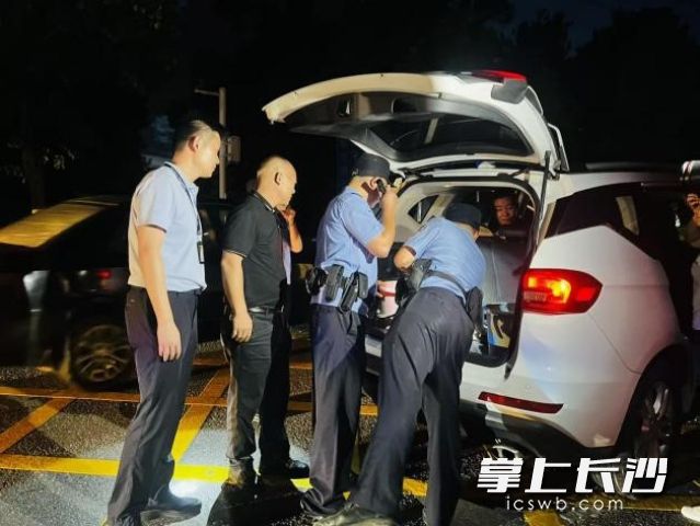 主要路口布设检查卡点,加大路面管控力度。 主要路口布设检查卡点,加大路面管控力度。