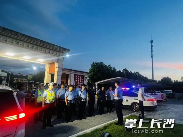 29日晚,铜官街道组织开展“月月亮剑”夜间集中整治专项行动。均为长沙晚报通讯员 王晴 供图 29日晚,铜官街道组织开展“月月亮剑”夜间集中整治专项行动。均为长沙晚报通讯员 王晴 供图