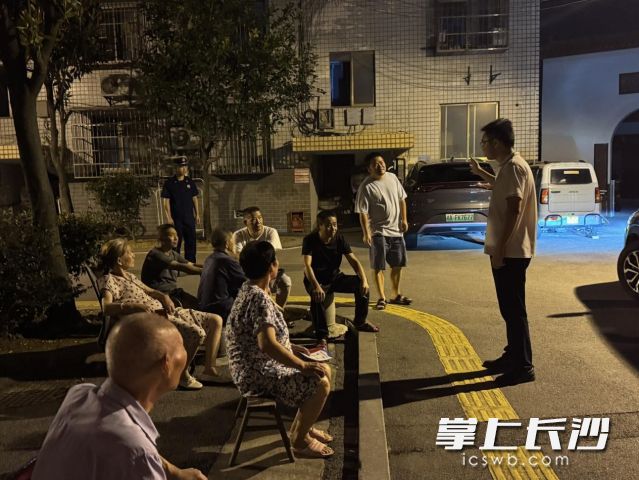 工作人员讲解烟花爆竹禁燃禁放、“两电”安全使用及交通法规知识。 工作人员讲解烟花爆竹禁燃禁放、“两电”安全使用及交通法规知识。