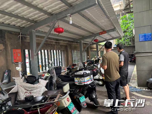 针对电动车进楼充电这一突出问题,街道采取“疏堵结合”的策略双向发力。 均为长沙晚报通讯员 张柳杉 供图 针对电动车进楼充电这一突出问题,街道采取“疏堵结合”的策略双向发力。 均为长沙晚报通讯员 张柳杉 供图