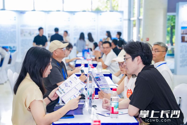 巡展洽谈环节,求职博士与企业相关负责人面对面详聊。 巡展洽谈环节,求职博士与企业相关负责人面对面详聊。