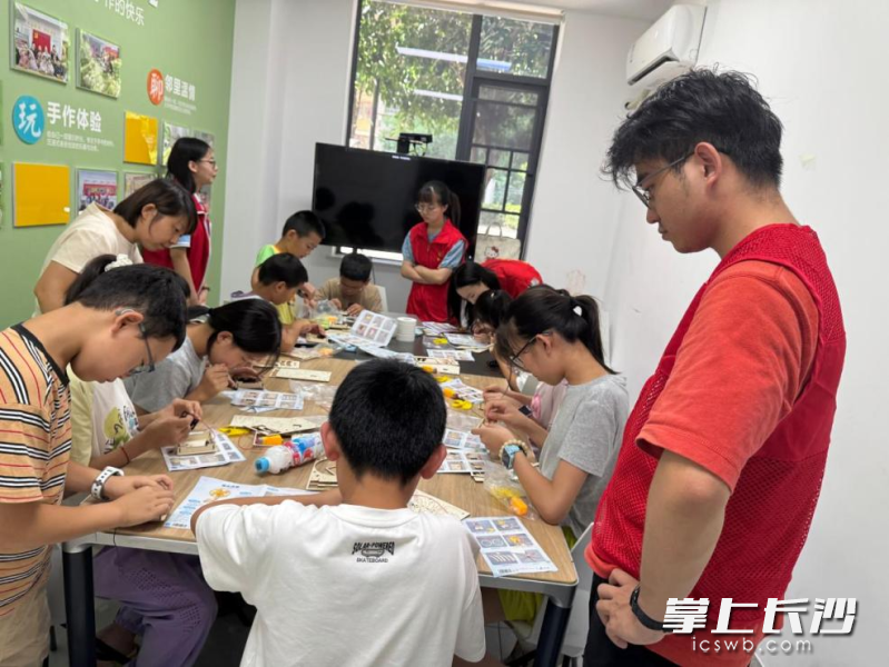 孩子们化身“小小工匠”进行实操。 孩子们化身“小小工匠”进行实操。