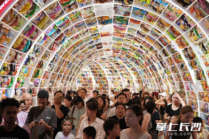 零食隧道站满了顾客。