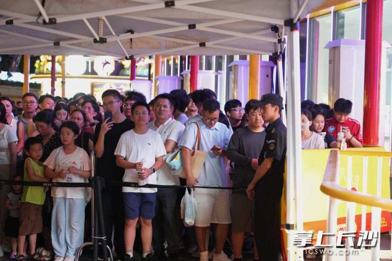 顾客们排队等待进场。