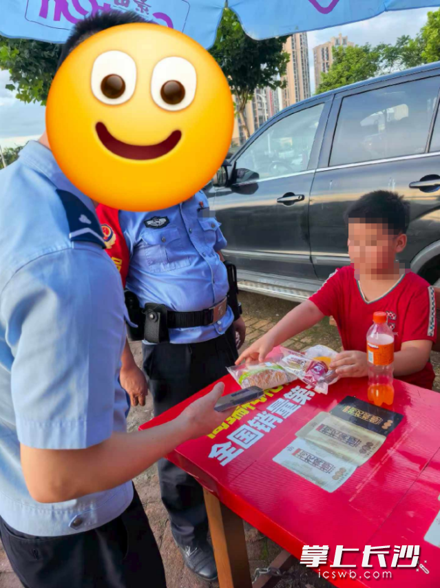代宜材为孩子购置了面包和饮品。