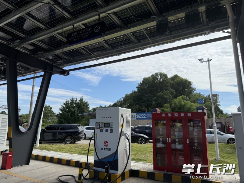 站内雨棚的顶,均是光伏发电板。长沙晚报全媒体记者 朱泽寰 摄 站内雨棚的顶,均是光伏发电板。长沙晚报全媒体记者 朱泽寰 摄