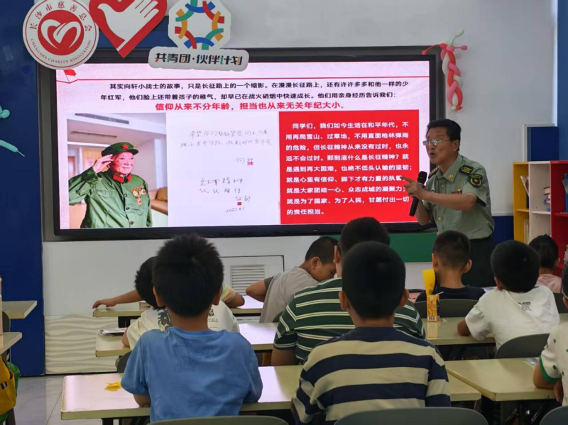 蔡建勋在阳明山庄社区给参加爱心托管班的孩子们讲长征故事。均为通讯员 凌子怡 摄 蔡建勋在阳明山庄社区给参加爱心托管班的孩子们讲长征故事。均为通讯员 凌子怡 摄