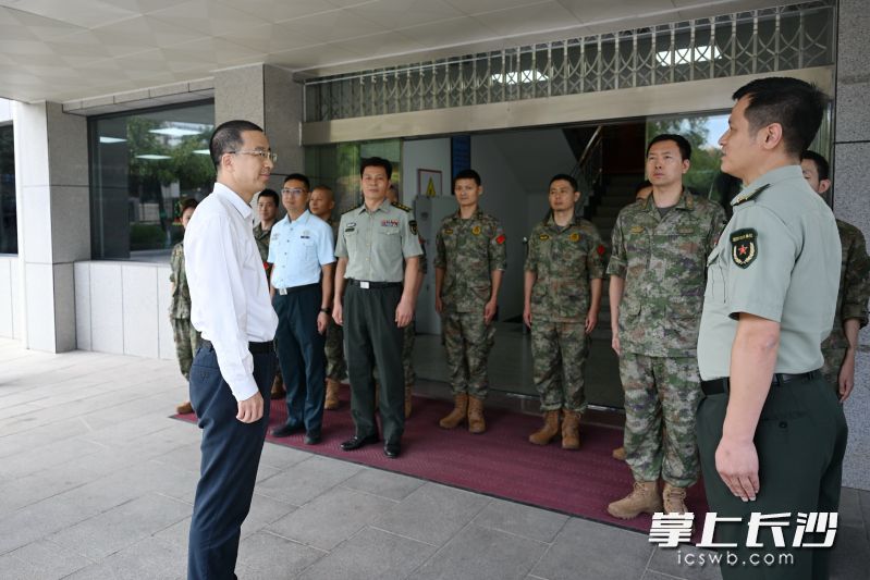 周健在岳麓区人武部走访慰问。湘江早报全媒体记者 张圣贺 摄 周健在岳麓区人武部走访慰问。湘江早报全媒体记者 张圣贺 摄