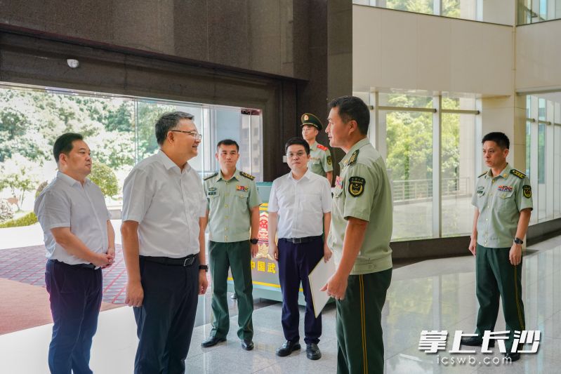 邹特在武警长沙支队走访慰问。通讯员 周慧良 摄 邹特在武警长沙支队走访慰问。通讯员 周慧良 摄
