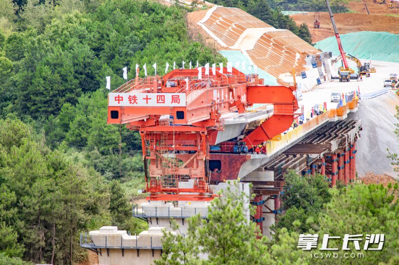铜吉铁路建成后将大幅缩短黔湘两地时空距离。 铜吉铁路建成后将大幅缩短黔湘两地时空距离。
