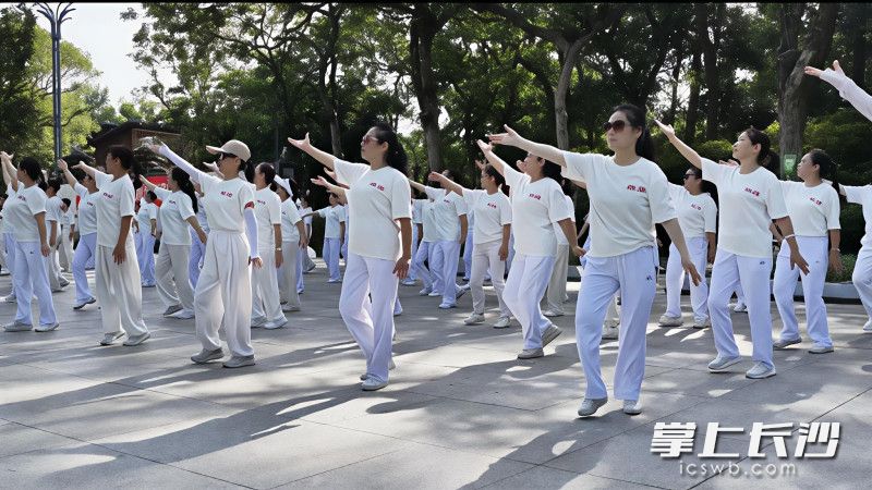活动现场气氛热烈，排舞爱好者跟随着音乐翩翩起舞。