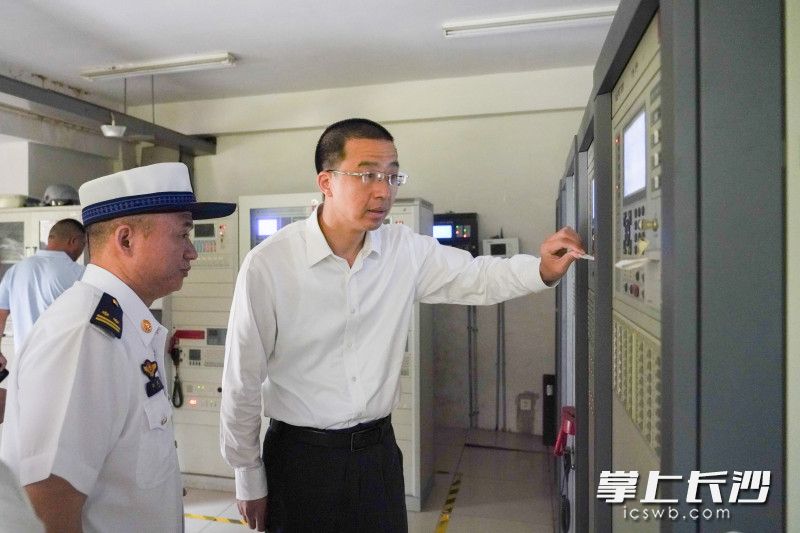 在小区物业消防控制室检查设施运行情况。均为 通讯员 周慧良 摄 在小区物业消防控制室检查设施运行情况。均为 通讯员 周慧良 摄