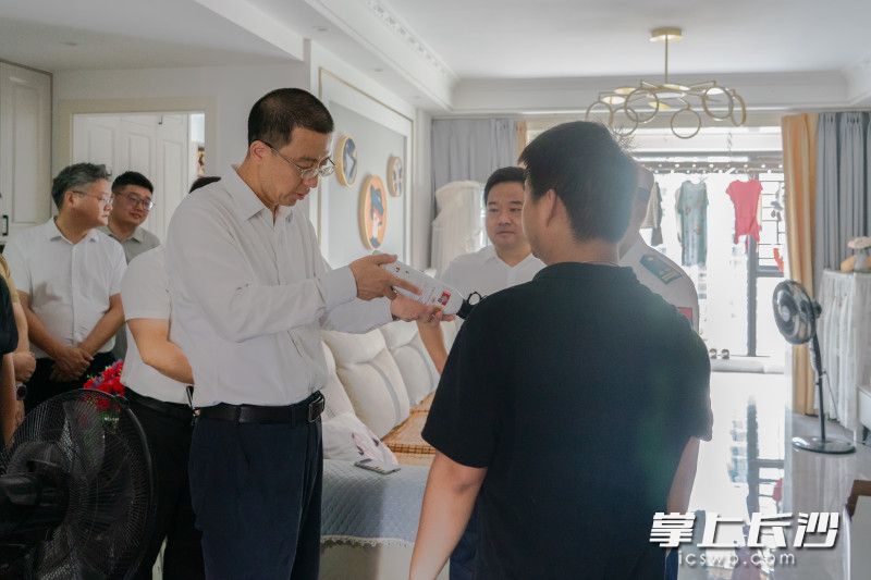 在居民家中了解消防安全技能掌握和家用应急器材配备情况。 在居民家中了解消防安全技能掌握和家用应急器材配备情况。