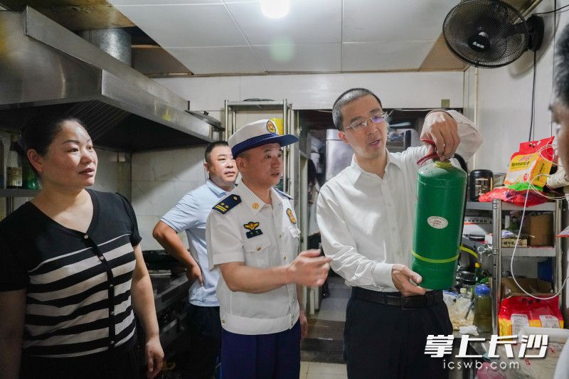 在餐饮门店检查消防安全措施落实情况。 在餐饮门店检查消防安全措施落实情况。