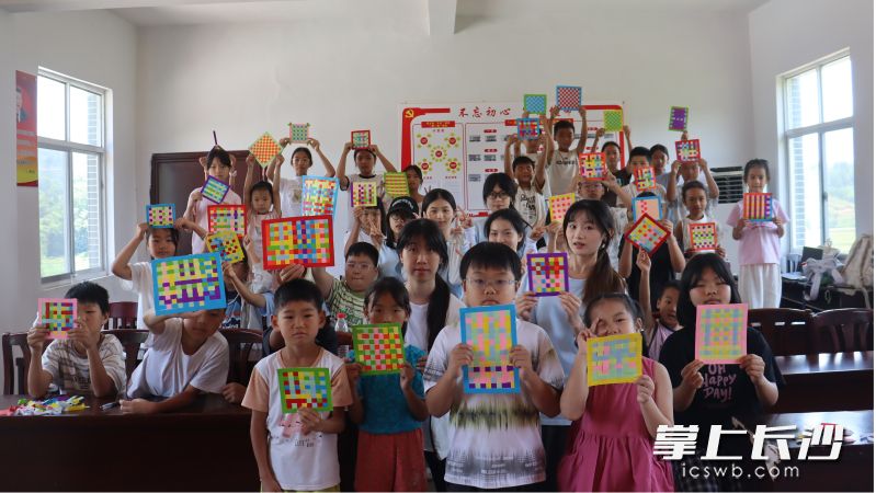 7月25日,湖南财政经济学院微光志愿队开设芷江竹编非遗公益课堂。通讯员 田桥兵 供图 7月25日,湖南财政经济学院微光志愿队开设芷江竹编非遗公益课堂。通讯员 田桥兵 供图