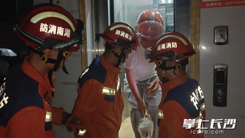 被困人员成功获救。通讯员 王磊 摄 被困人员成功获救。通讯员 王磊 摄