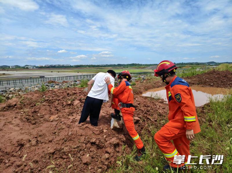 消防员正在救援。 长沙晚报通讯员 王磊 摄 消防员正在救援。 长沙晚报通讯员 王磊 摄