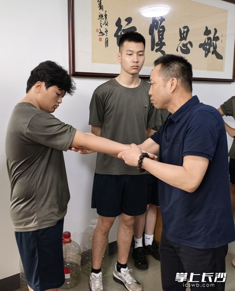 专家为学生进行专项训练。 专家为学生进行专项训练。