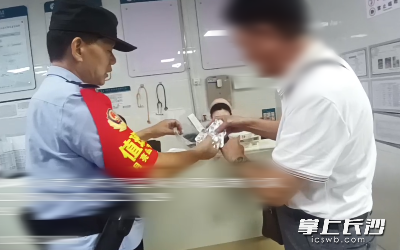 民警及时发现药物被吞服。 民警及时发现药物被吞服。