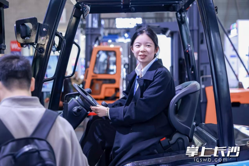 三一职院毕业生正在三一机器人公司进行客户接待工作。均为长沙晚报通讯员高妍供图