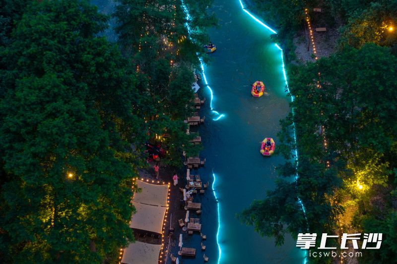 夜光漂流和刺激竞速型漂流不同,这里节奏舒缓,适合悠然戏水、拍照取景。