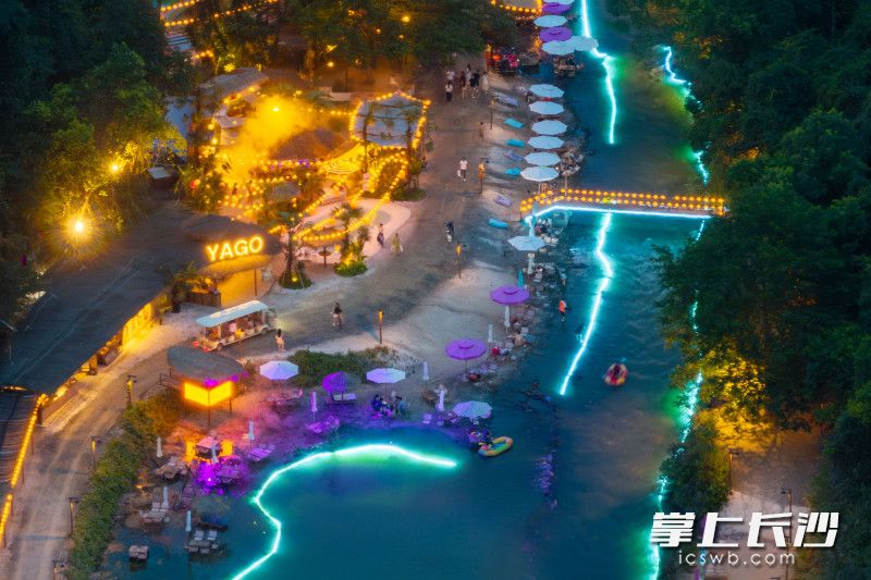 夜幕降临,暑气渐消。长沙一批城郊沉浸式夜游项目强势在社交平台上出圈。位于浏阳市达浒镇的野谷 YAGO·夜光漂流凭借山水夜景、氛围感打卡场景,吸引大批市民游客驱车前往,为长沙夏夜文旅消费增添全新活力。长沙晚报全媒体记者 周数邑 摄