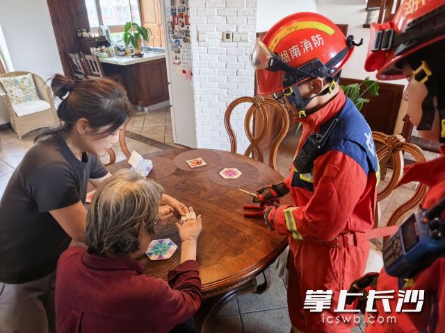 消防员帮助老人取下戒指。 长沙晚报通讯员 时小尧供图 消防员帮助老人取下戒指。 长沙晚报通讯员 时小尧供图