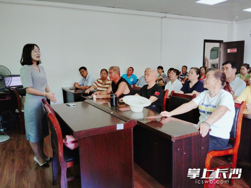 近日,湘江新区含浦街道社工站联合湖南弘一律师事务所开展“守护咱家的三根线——亲情底线、财产红线、防骗警线”老年专题普法宣讲。通讯员 欧阳巧连 供图 近日,湘江新区含浦街道社工站联合湖南弘一律师事务所开展“守护咱家的三根线——亲情底线、财产红线、防骗警线”老年专题普法宣讲。通讯员 欧阳巧连 供图