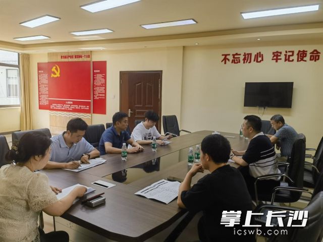 湘江新区应急管理局工作人员督导检查“敲门行动”开展情况。