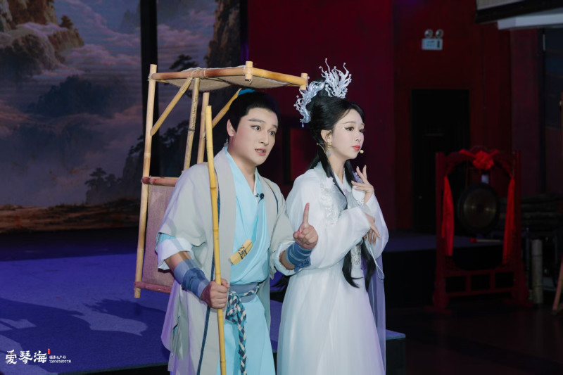 伏火记》将药王孙思邈记录的“硫黄伏火法”与花炮始祖李畋发明爆竹的传奇巧妙融合,把浏阳烟花的故事讲得既好看又好玩。 伏火记》将药王孙思邈记录的“硫黄伏火法”与花炮始祖李畋发明爆竹的传奇巧妙融合,把浏阳烟花的故事讲得既好看又好玩。