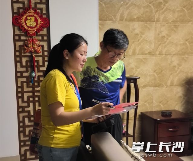 工作人员“化身”消防安全宣传员，开展“面对面”精准科普。