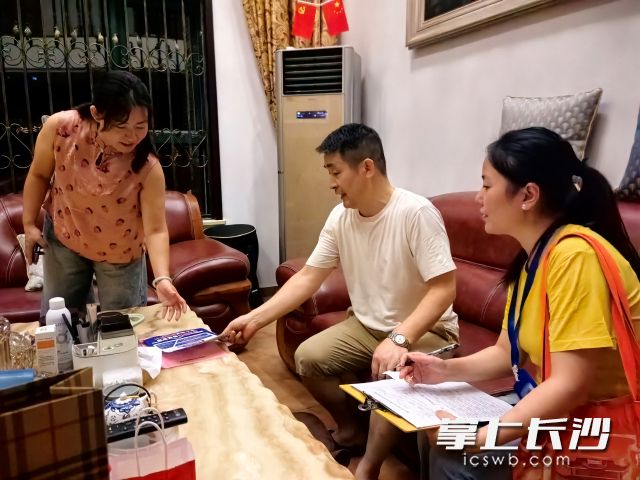 工作人员下沉网格、逐户敲门走访。  均为长沙晚报通讯员付彬供图