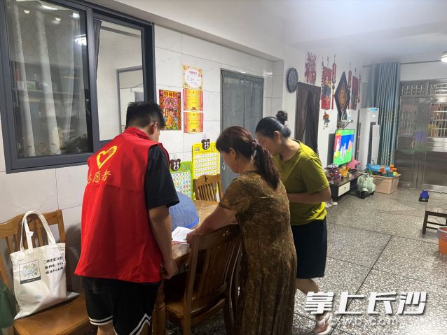 宣传小分队分组到九峰安置小区各楼栋，逐户上门走访。  长沙晚报通讯员 李淑云供图