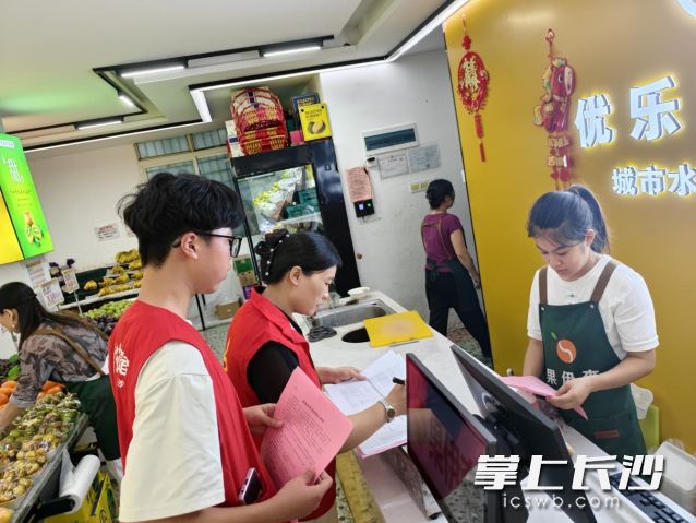 走访辖区商户，开展隐患排查与消防安全宣讲，做好信息登记。  均为长沙晚报通讯员 谭卓供图
