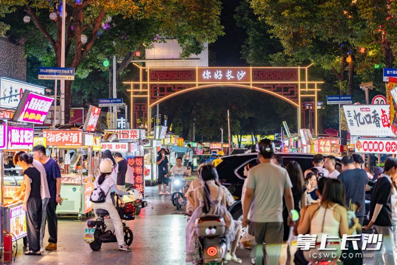麓谷东塘夜市,烟火气十足。湘江早报全媒体记者 罗钟杰 摄 麓谷东塘夜市,烟火气十足。湘江早报全媒体记者 罗钟杰 摄