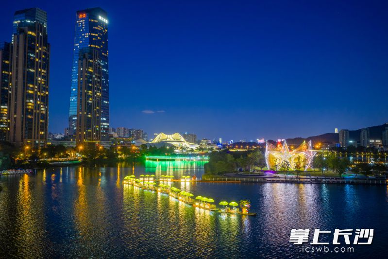 夜幕降临,市民游客可乘船游湖,感受梅溪湖浪漫夜色。湘江早报全媒体记者 罗钟杰 摄 夜幕降临,市民游客可乘船游湖,感受梅溪湖浪漫夜色。湘江早报全媒体记者 罗钟杰 摄