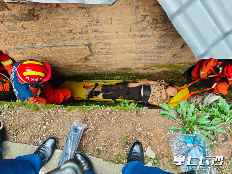 老人不慎跌入建筑墙体缝隙，消防员紧急营救。 通讯员 邓志豪 摄