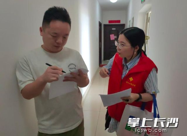 怡海社区联合小区物业、志愿者队伍，全面开展消防安全“敲门行动”。  长沙晚报通讯员 张韬供图