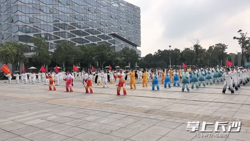 8月8日上午，全民健身志愿服务活动（长沙县站）在长沙县文化中心广场火热开展。